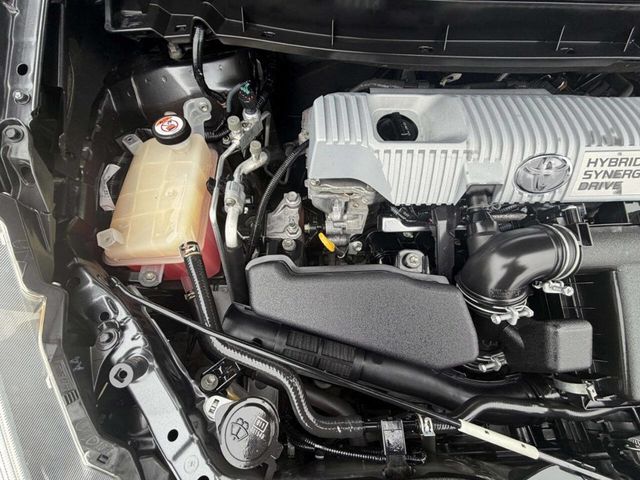 2017 Toyota Prius v Five - 22967027 - 30