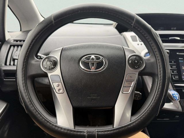 2017 Toyota Prius v Five - 22967027 - 32
