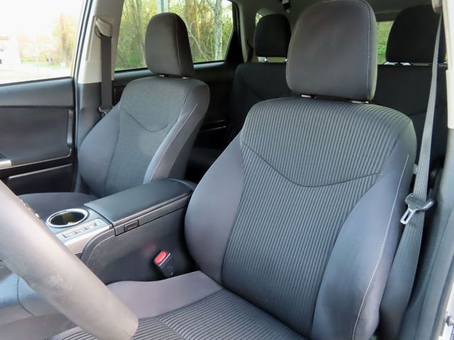 2017 Toyota Prius v Two - 23013157 - 16