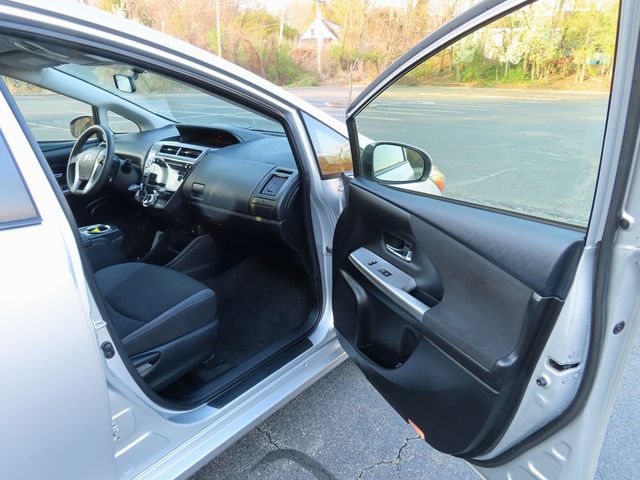 2017 Toyota Prius v Two - 23013157 - 17