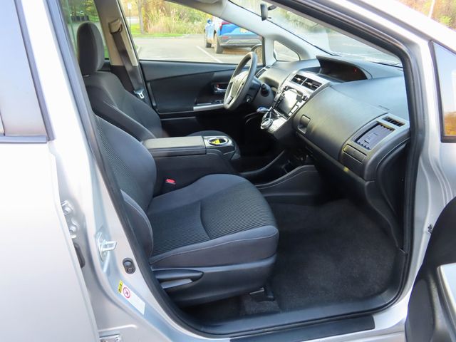 2017 Toyota Prius v Two - 23013157 - 18