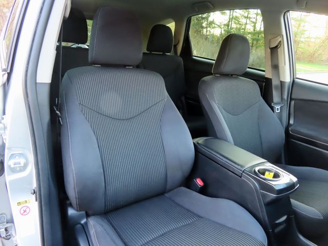 2017 Toyota Prius v Two - 23013157 - 19