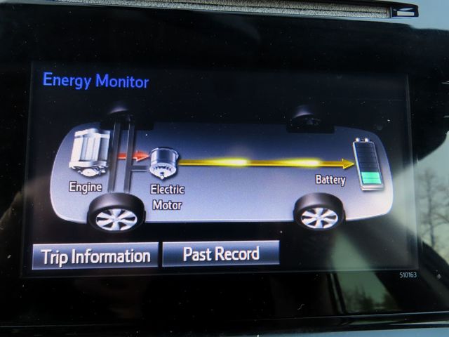 2017 Toyota Prius v Two - 23013157 - 32