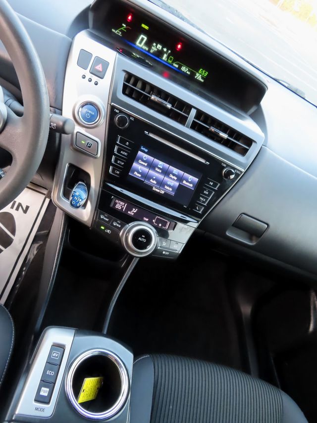 2017 Toyota Prius v Two - 23013157 - 33