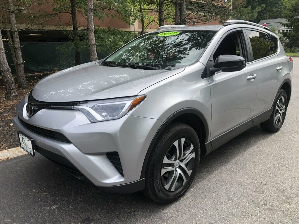 2017 Toyota RAV4 LE AWD - 23081680 - 0