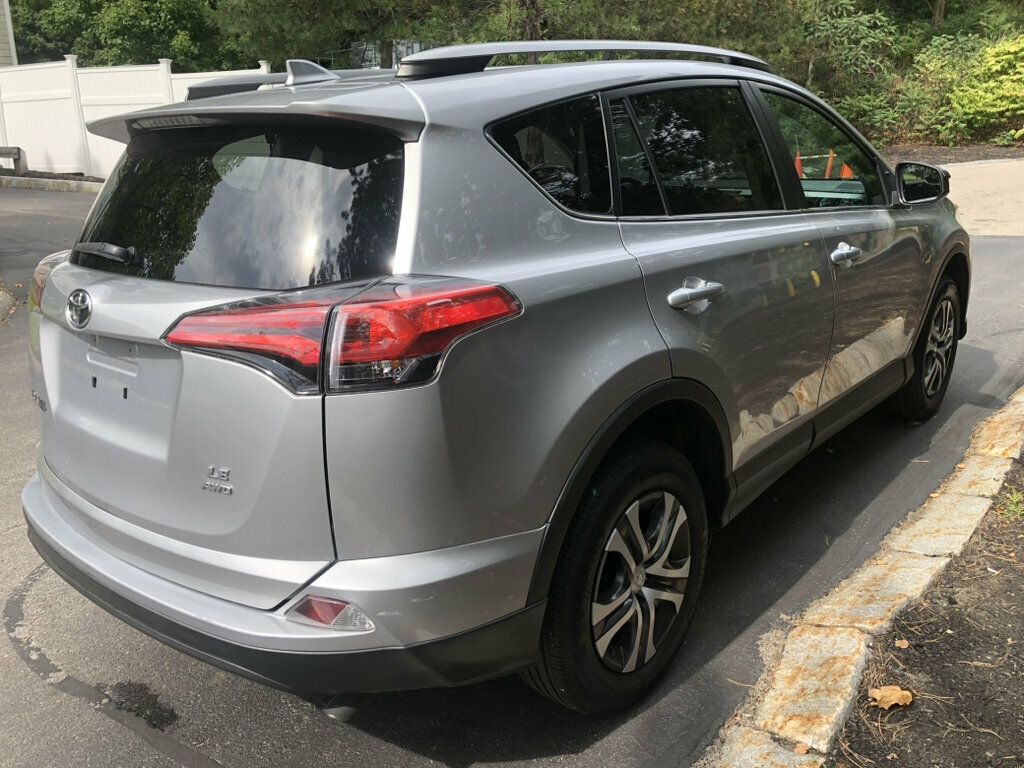 2017 Toyota RAV4 LE AWD - 23081680 - 2