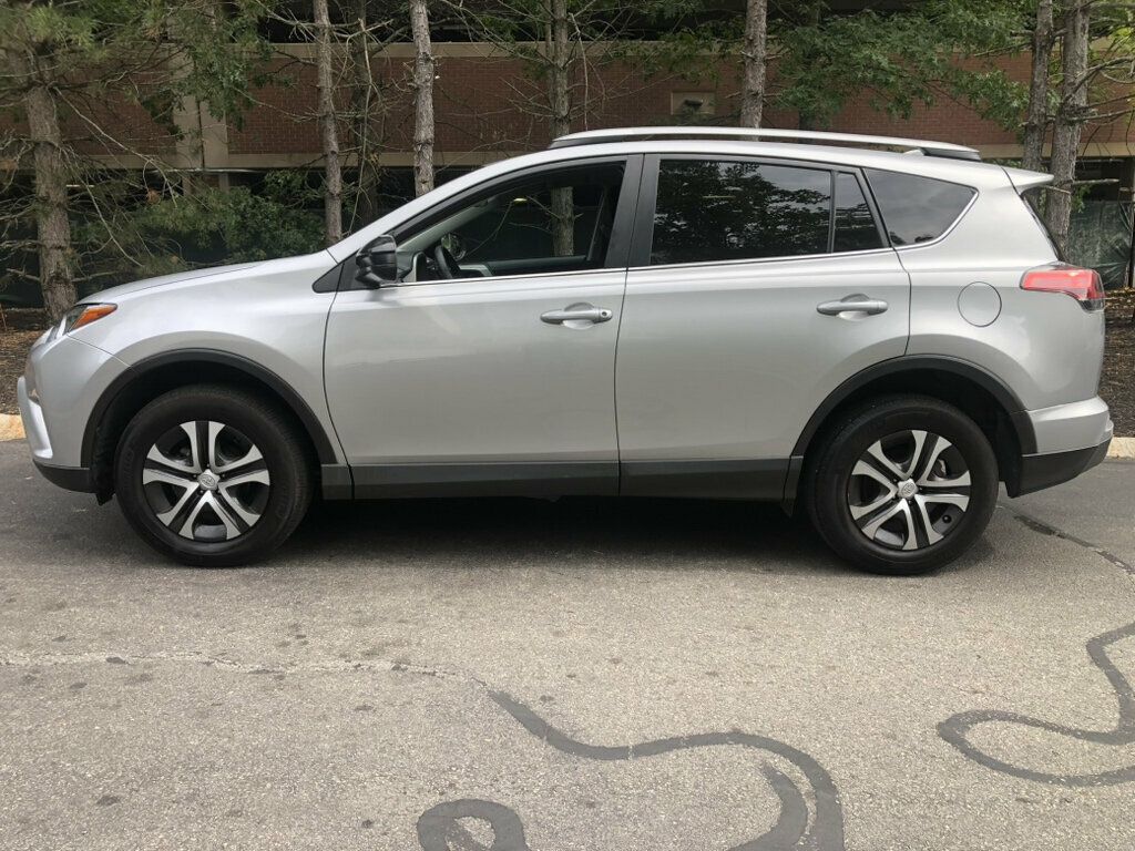 2017 Toyota RAV4 LE AWD - 23081680 - 4