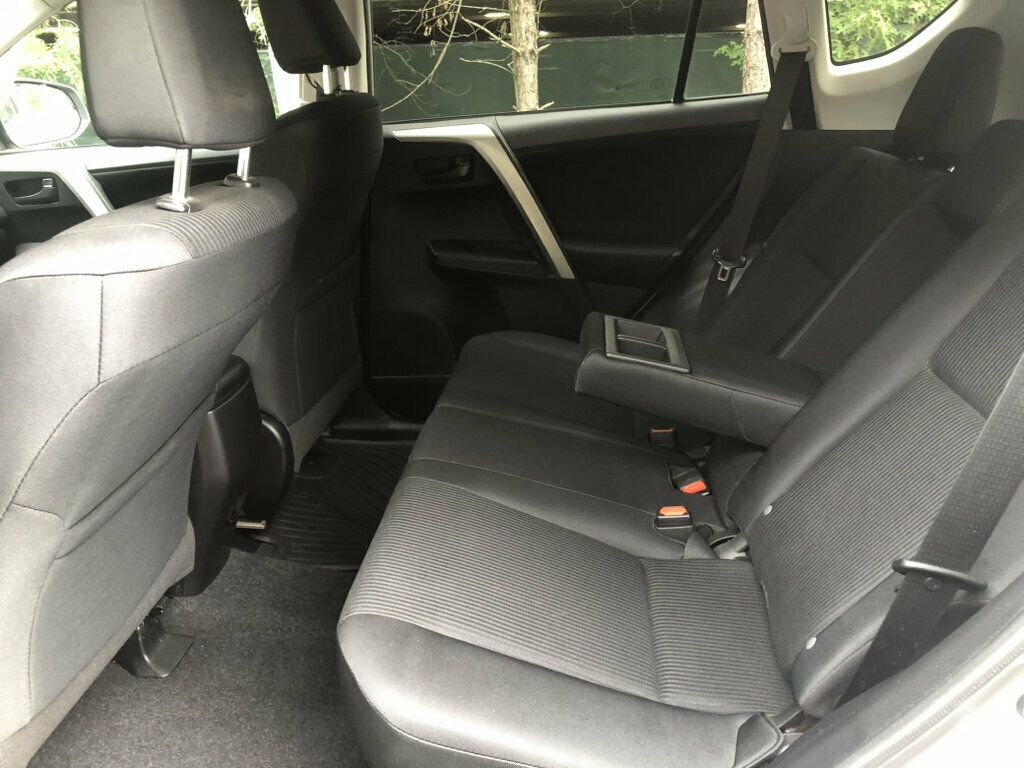 2017 Toyota RAV4 LE AWD - 23081680 - 6
