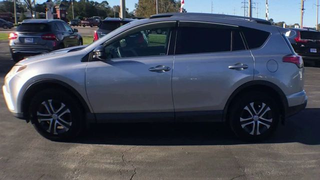 2017 Toyota RAV4 LE AWD - 22680462 - 4