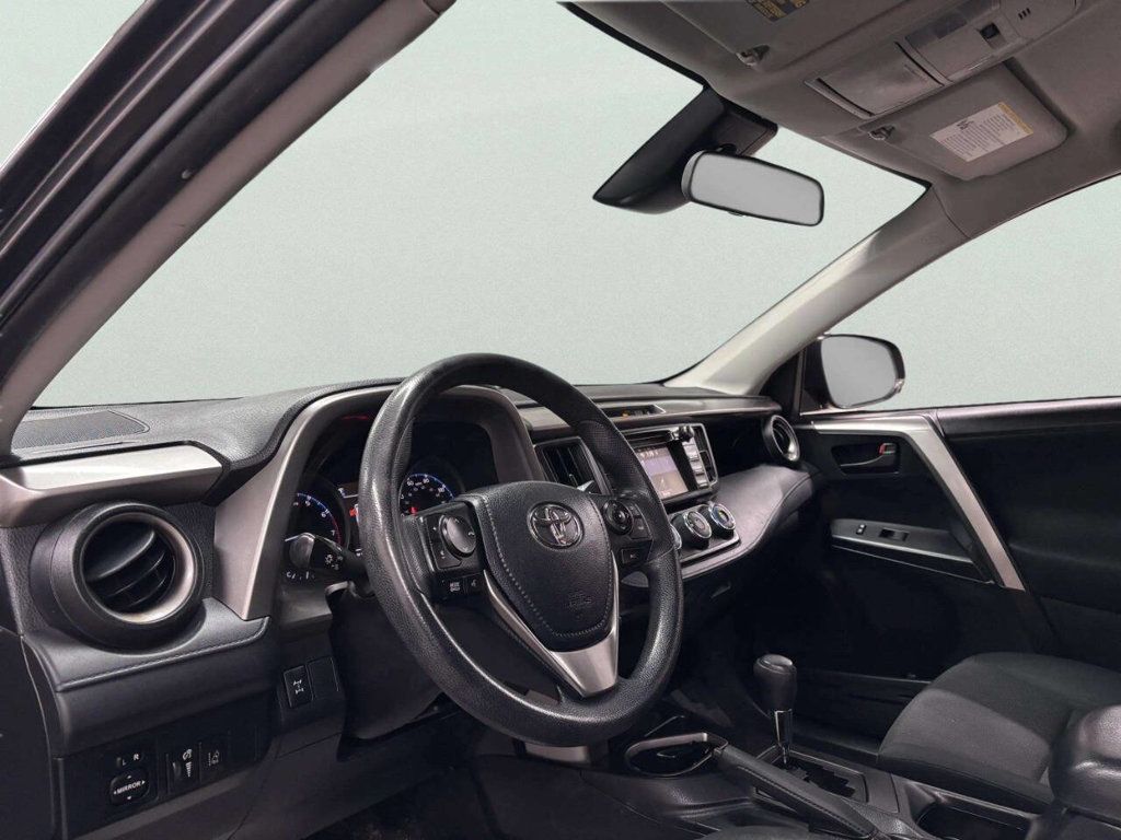 2017 Toyota RAV4 LE AWD - 23021465 - 10