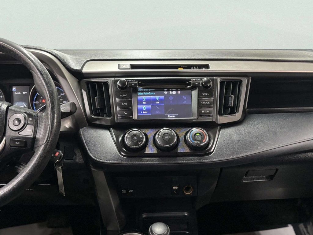 2017 Toyota RAV4 LE AWD - 23021465 - 21