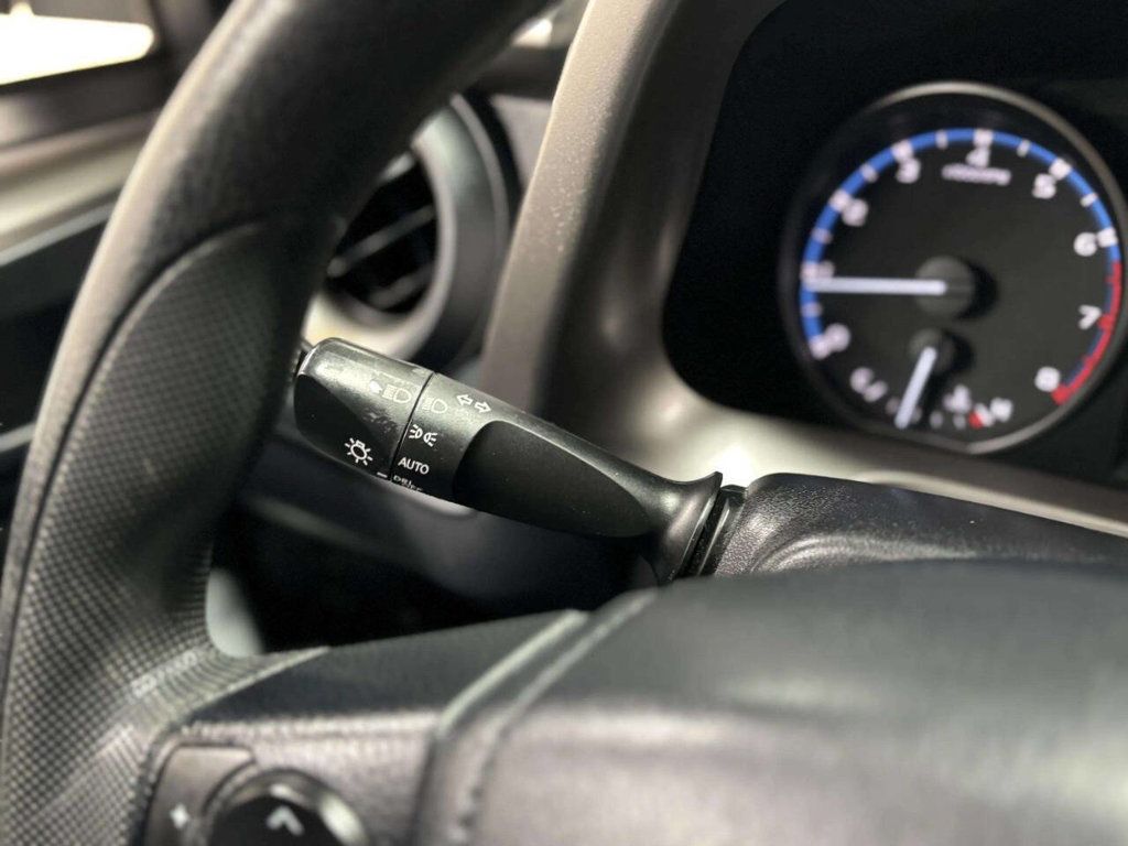 2017 Toyota RAV4 LE AWD - 23021465 - 27