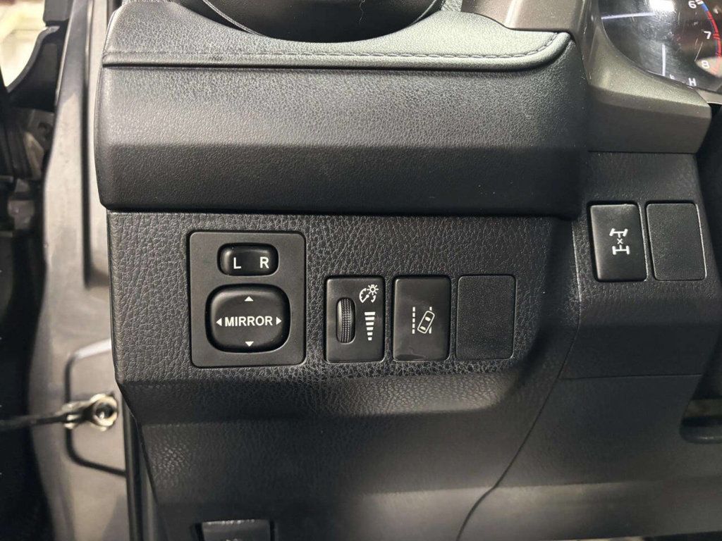 2017 Toyota RAV4 LE AWD - 23021465 - 32