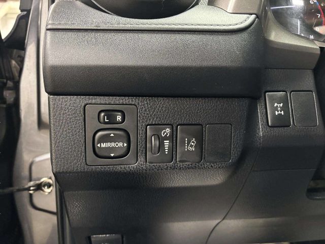 2017 Toyota RAV4 LE AWD - 23021465 - 32