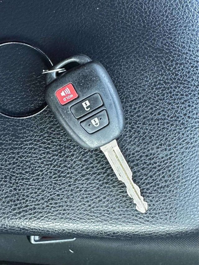 2017 Toyota RAV4 LE AWD - 23053549 - 30