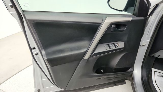 2017 Toyota RAV4 LE AWD - 22948119 - 9