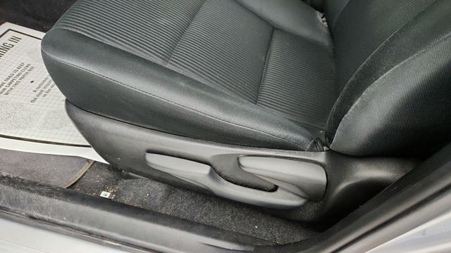 2017 Toyota RAV4 LE AWD - 22948119 - 10