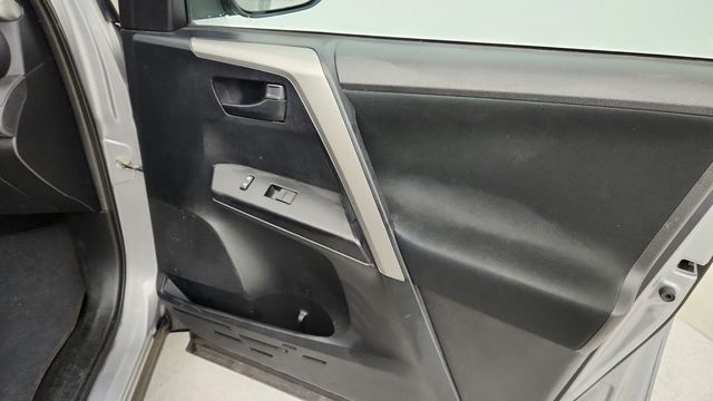 2017 Toyota RAV4 LE AWD - 22948119 - 21