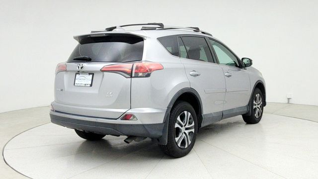 2017 Toyota RAV4 LE AWD - 22948119 - 4