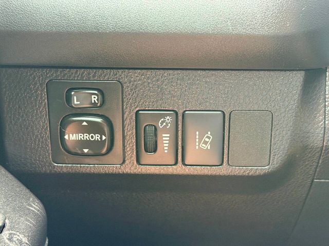 2017 Toyota RAV4 LE FWD - 23043955 - 30