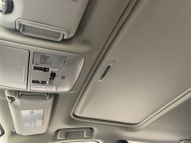 2017 Toyota RAV4 Platinum FWD - 22937507 - 27