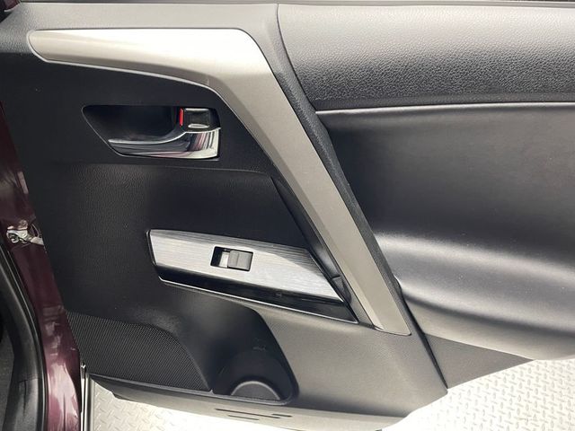 2017 Toyota RAV4 Platinum FWD - 22937507 - 32