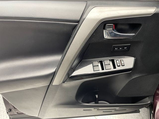 2017 Toyota RAV4 Platinum FWD - 22937507 - 8