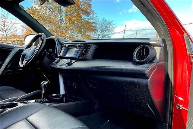 2017 Toyota RAV4 SE AWD - 22937787 - 11