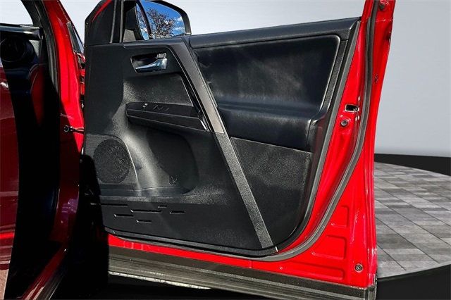 2017 Toyota RAV4 SE AWD - 22937787 - 15