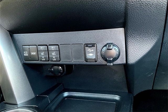 2017 Toyota RAV4 SE AWD - 22937787 - 24