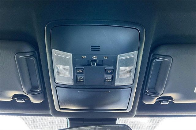 2017 Toyota RAV4 SE AWD - 22937787 - 29