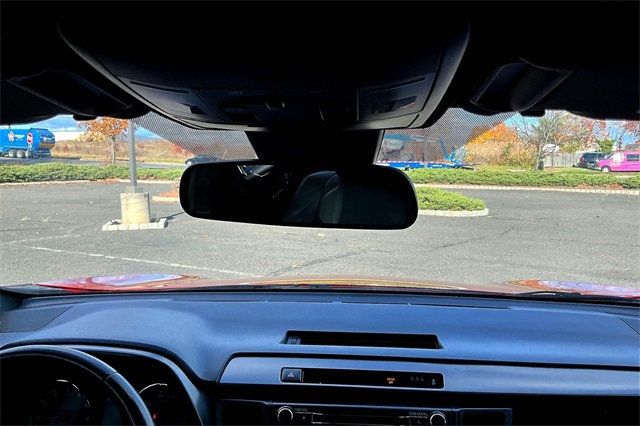 2017 Toyota RAV4 SE AWD - 22937787 - 31