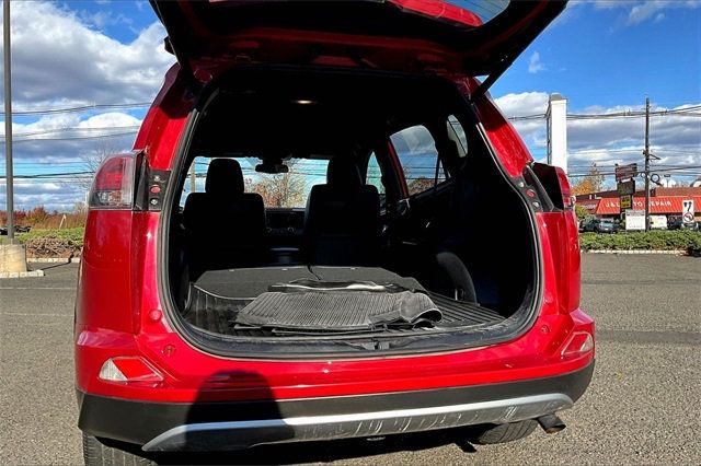 2017 Toyota RAV4 SE AWD - 22937787 - 34
