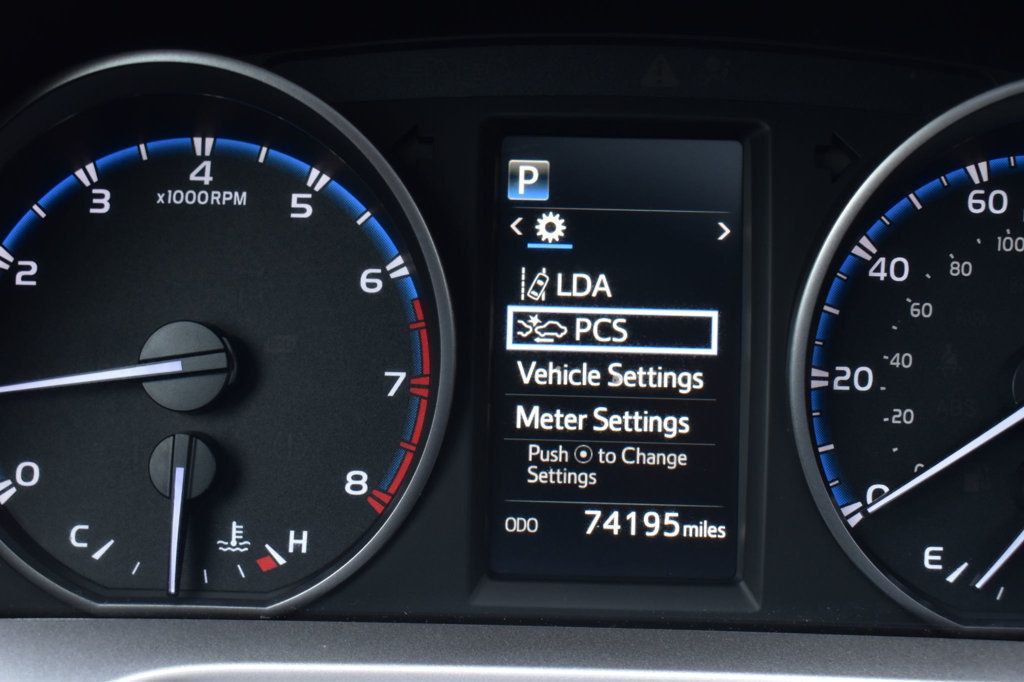 2017 Toyota RAV4 XLE AWD - 22965079 - 40