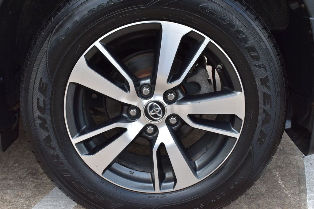 2017 Toyota RAV4 XLE AWD - 23046296 - 12