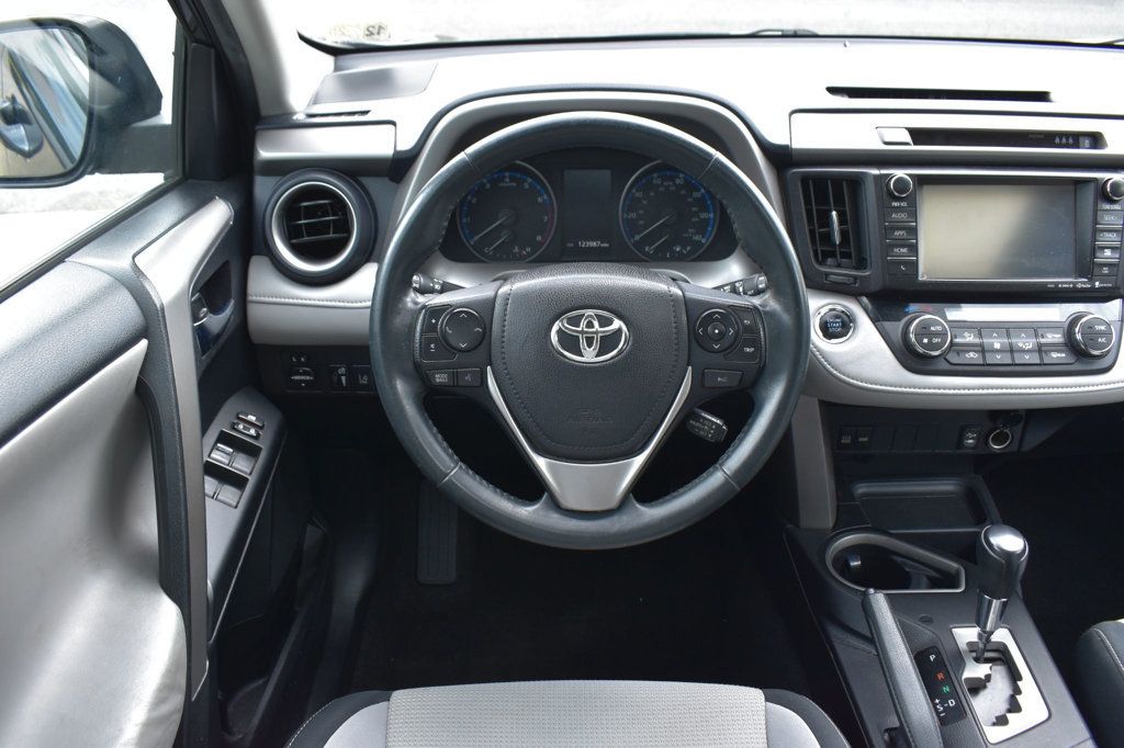 2017 Toyota RAV4 XLE AWD - 23046296 - 25
