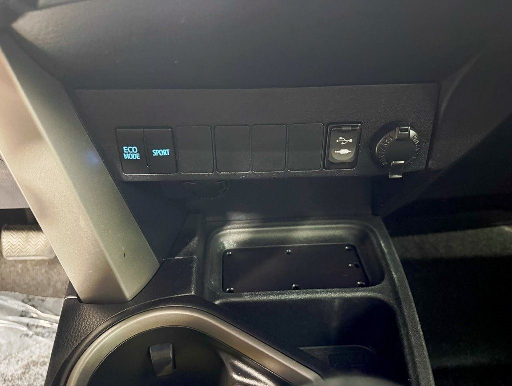 2017 Toyota RAV4 XLE AWD - 22884125 - 19