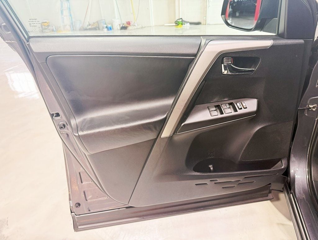 2017 Toyota RAV4 XLE AWD - 22884125 - 26