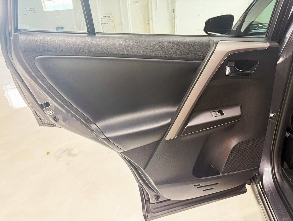 2017 Toyota RAV4 XLE AWD - 22884125 - 31