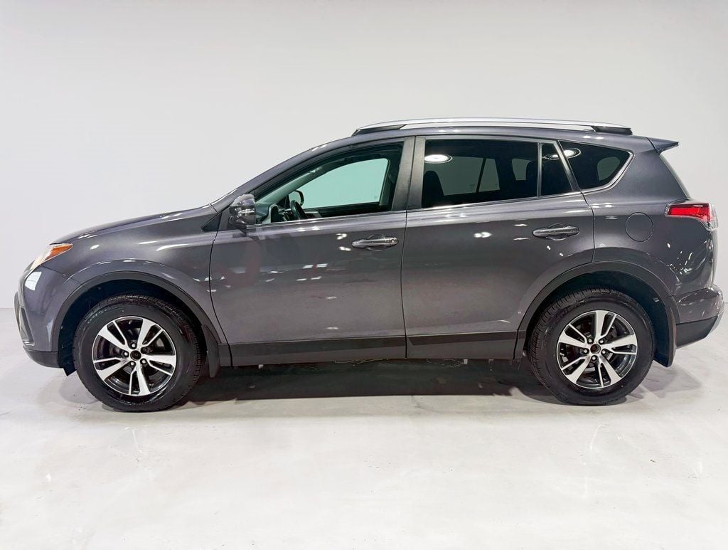 2017 Toyota RAV4 XLE photo 4