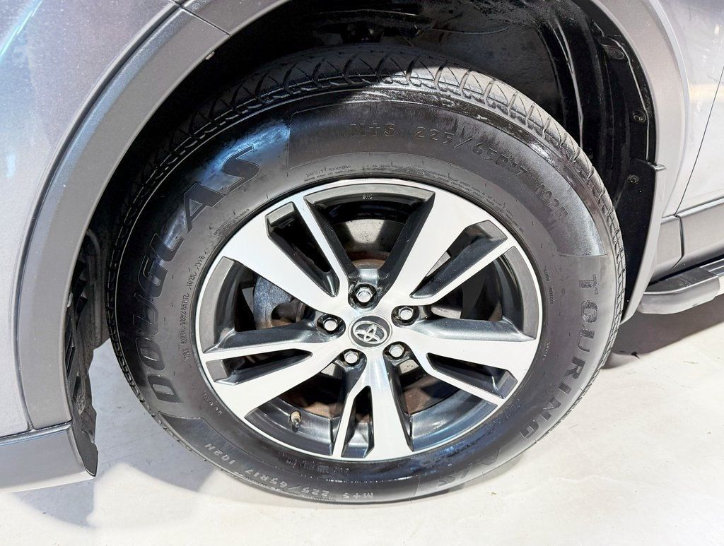 2017 Toyota RAV4 XLE photo 2