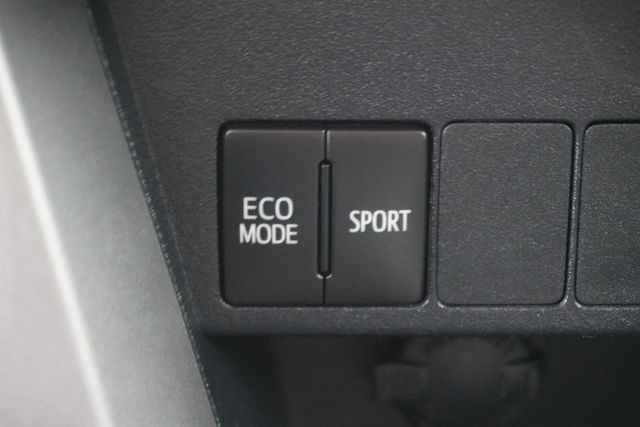 2017 Toyota RAV4 XLE FWD - 22998219 - 18