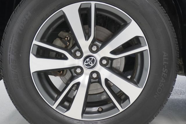 2017 Toyota RAV4 XLE FWD - 22998219 - 25