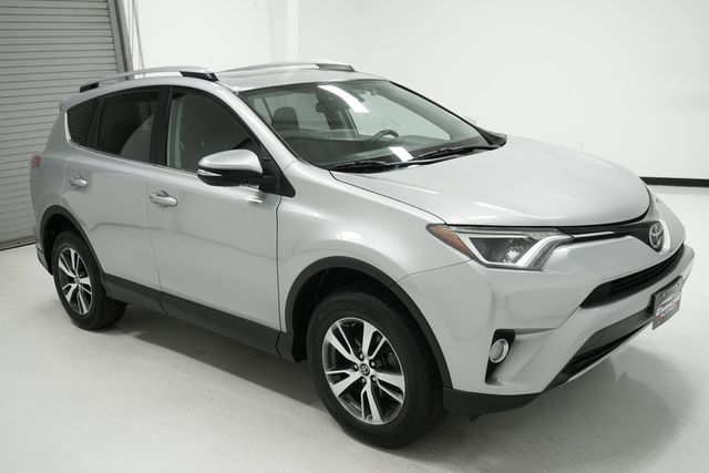 2017 Toyota RAV4 XLE FWD - 22998219 - 2