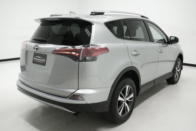 2017 Toyota RAV4 XLE FWD - 22998219 - 3