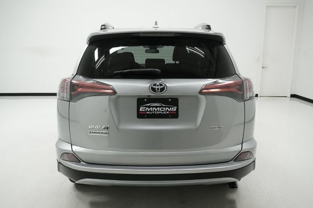 2017 Toyota RAV4 XLE FWD - 22998219 - 4