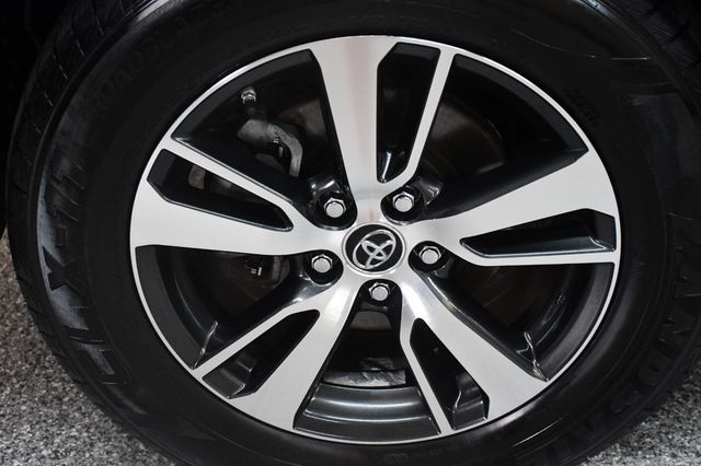 2017 Toyota RAV4 XLE FWD - 23069946 - 17