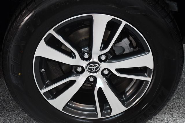2017 Toyota RAV4 XLE FWD - 23069946 - 18