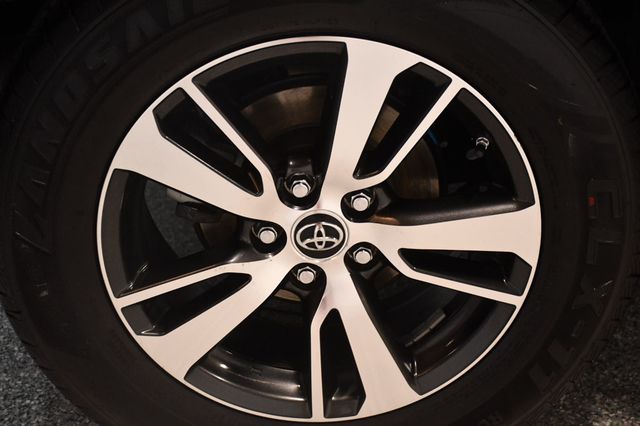 2017 Toyota RAV4 XLE FWD - 23069946 - 19