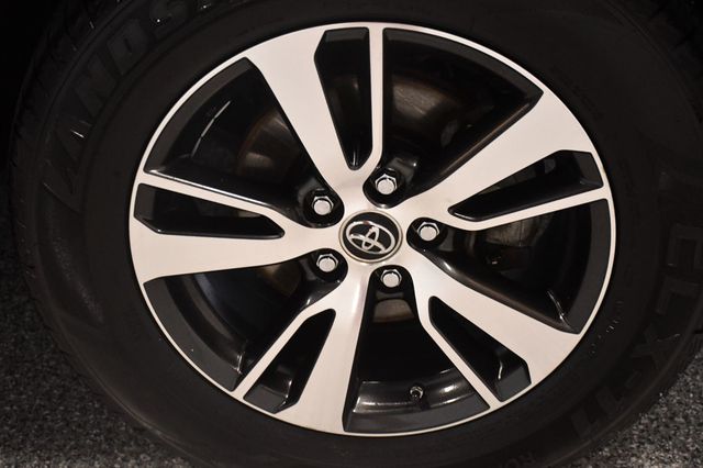 2017 Toyota RAV4 XLE FWD - 23069946 - 20